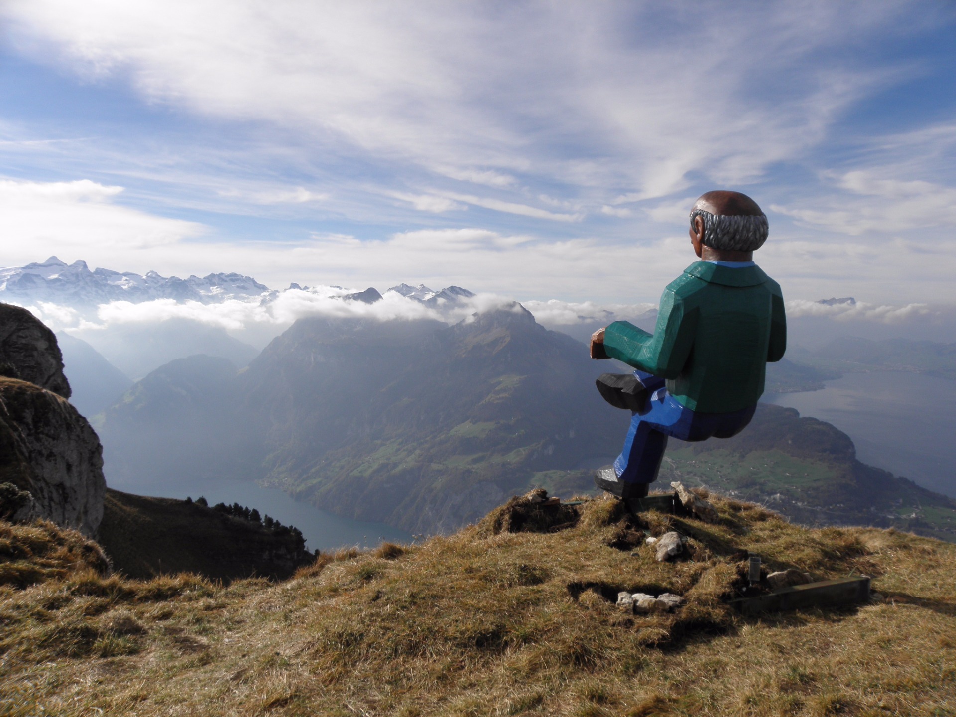 Blick auf den Urnersee zusammen mit der Mammutbaum-Statue von Stephan Schmidlin