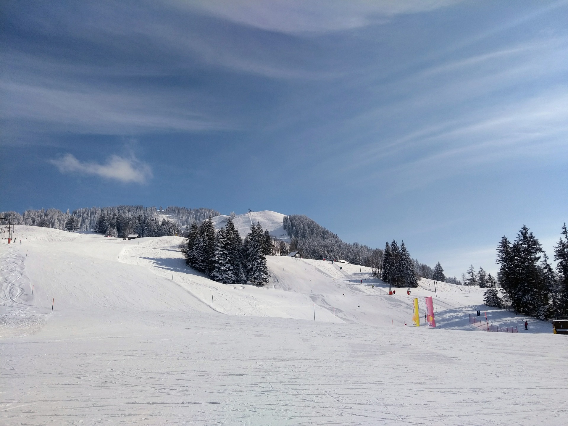 Blick hinauf auf das Hochstuckli von der zentralen Mittelstation aus
