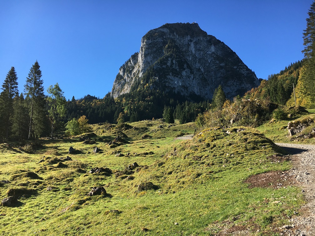 Aufstieg Richtung Holzegg. Immer vor Augen: Grosser Mythen