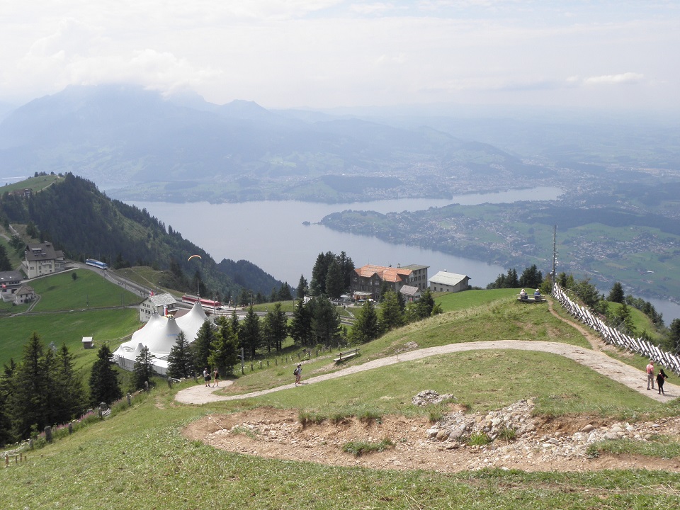 Asphaltierter Wanderweg hinauf auf die Rigi. Im Hintergrund der Vierwaldstättersee