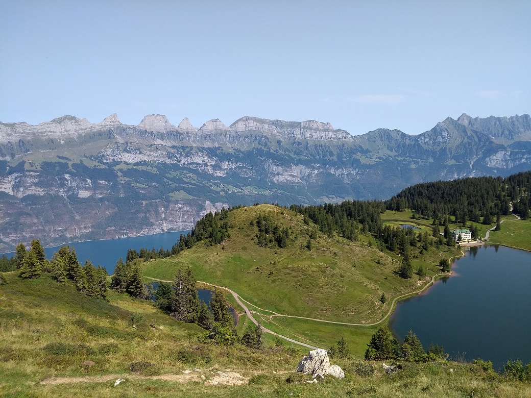 Vis-à-vis die Gipfel der Churfirsten, unten Walensee und Seebenalpsee