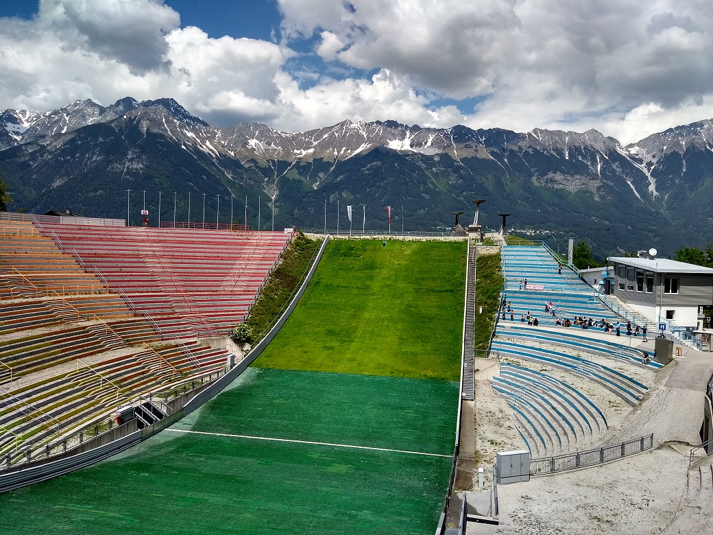 Sehr steile Stiegen in der Schüssel, in der Mitte des Bildes die Hauptkasse