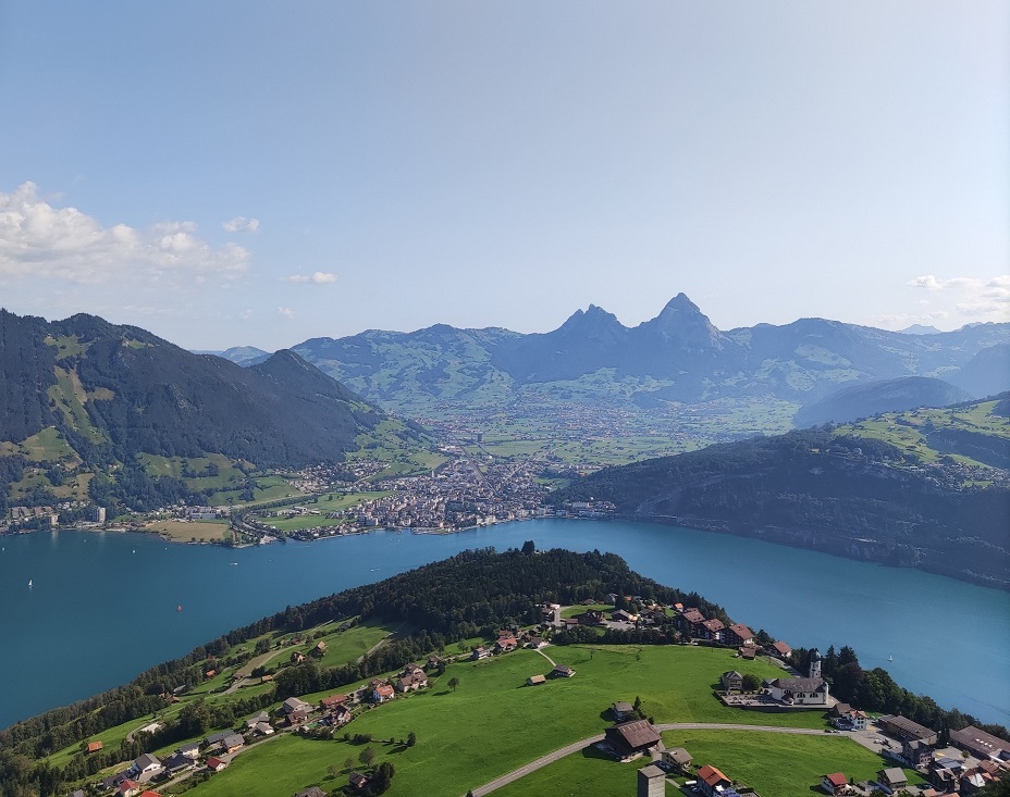 Brunnen, dahinter Schwyz, und der Grosse Mythen