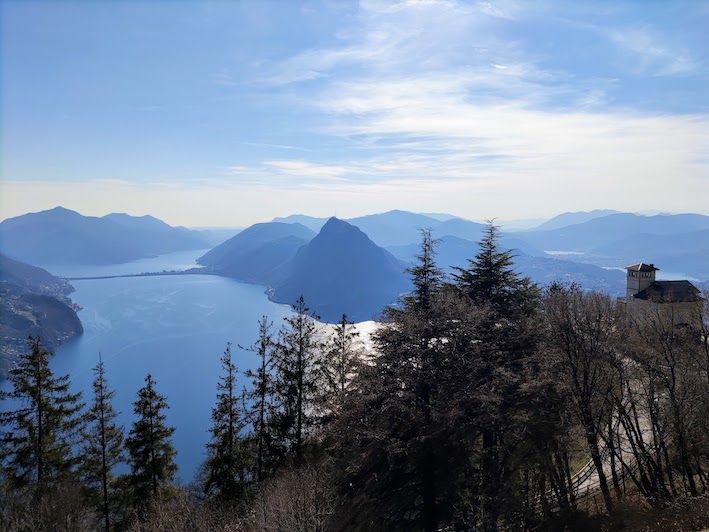 Oben auf dem Monte Brè, einen Aperol Spritz geniessend