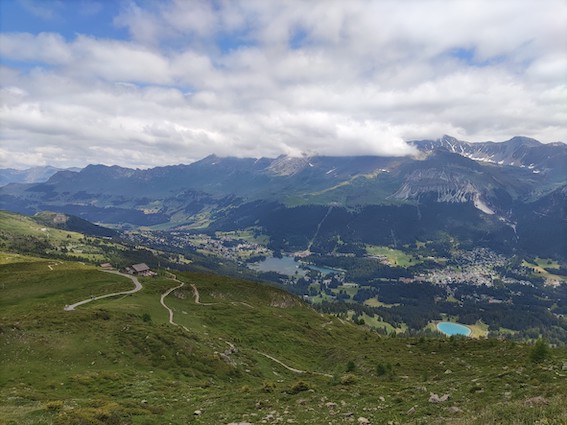 Gegenüber und ein wenig in Wolken gehüllt das Parpaner Rothorn